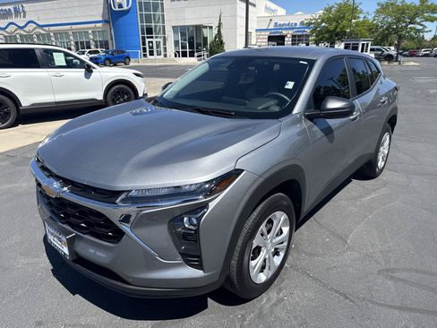 Used 2025 Chevrolet Trax LS w/ Driver Confidence Package FWD image 2