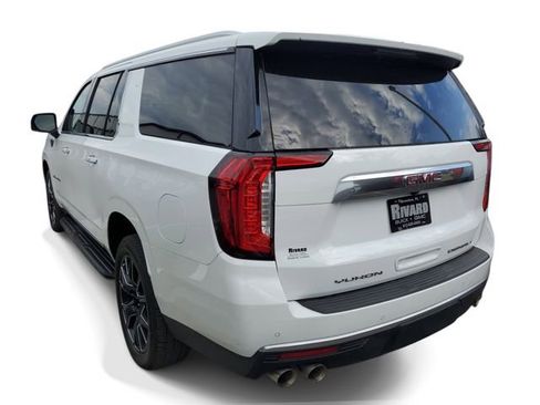Used 2023 GMC Yukon XL Denali AWD/4WD image 3