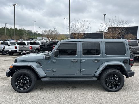 Used 2025 Jeep Wrangler Sahara image 4