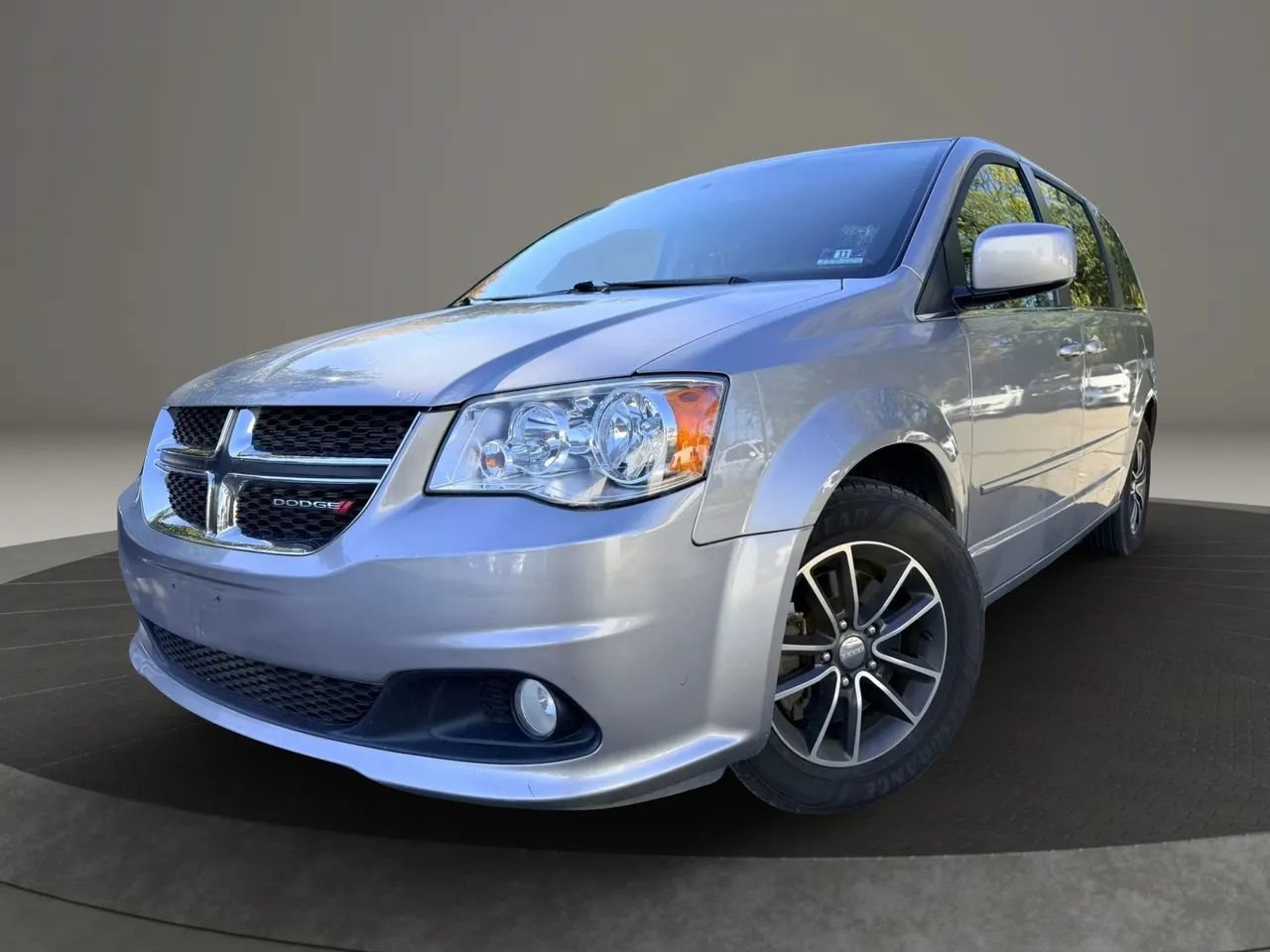 Used 2017 Dodge Grand Caravan SXT FWD image 1