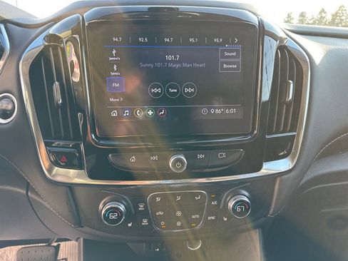 Used 2021 Chevrolet Traverse LT image 13