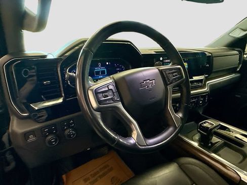 Used 2022 Chevrolet Silverado 1500 LT Trail Boss w/ LT Trail Boss Premium Package AWD/4WD image 9
