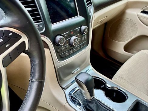 Used 2018 Jeep Grand Cherokee Laredo image 15