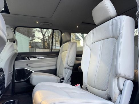 Used 2022 Jeep Wagoneer Series III w/ Premium Group I image 21