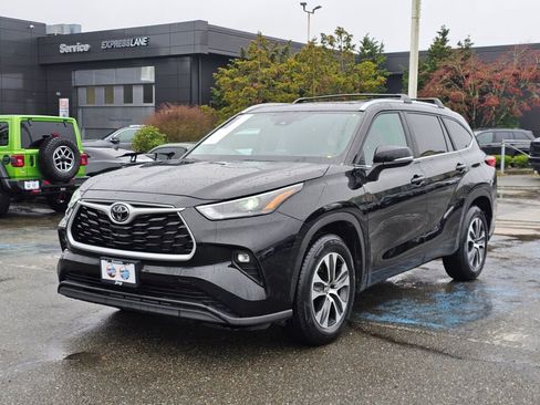 Used 2023 Toyota Highlander XLE image 3