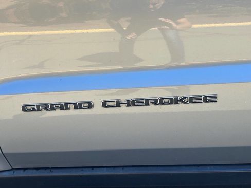 Used 2017 Jeep Grand Cherokee Limited image 10