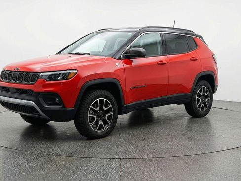 Used 2025 Jeep Compass Trailhawk AWD/4WD image 3