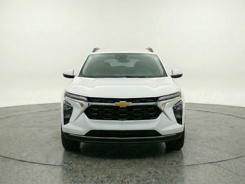 Used 2025 Chevrolet Trax LT image 2