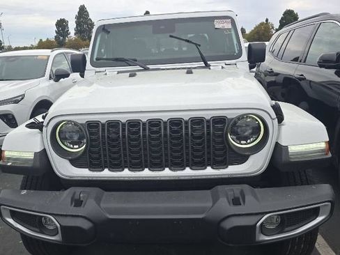 Used 2024 Jeep Gladiator Sport image 17