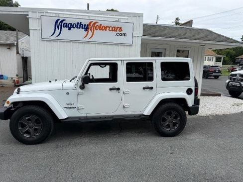 Used 2016 Jeep Wrangler Unlimited Sahara w/ Connectivity Group AWD/4WD image 6