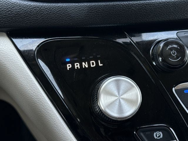 Used 2023 Chrysler Pacifica Touring-L FWD image 18