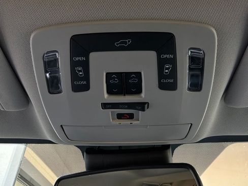 Used 2025 Toyota Sienna XLE FWD image 19