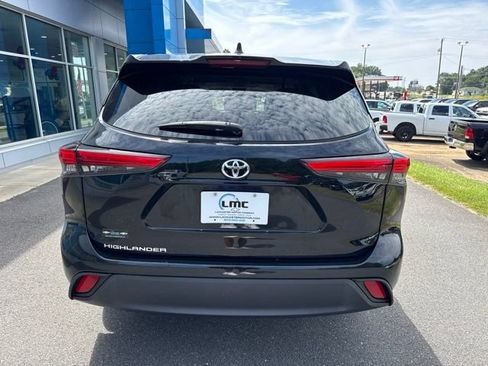 Used 2023 Toyota Highlander L FWD image 5