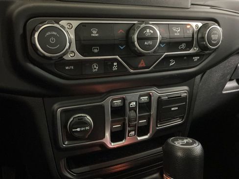 Used 2018 Jeep Wrangler Unlimited Sahara image 14