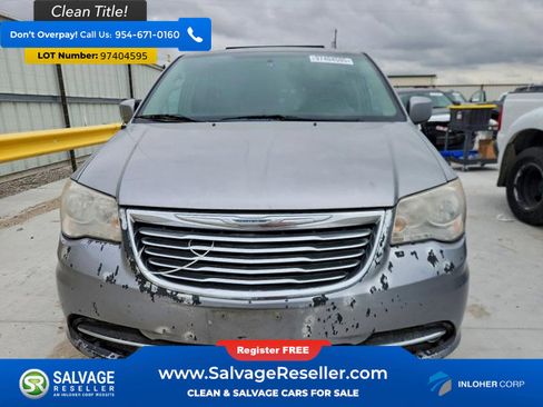 Used 2016 Chrysler Town & Country Touring image 7