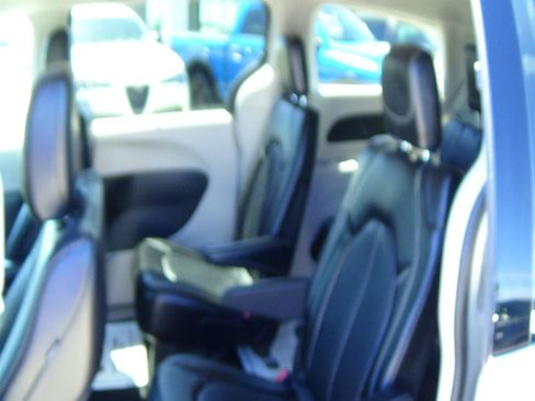 Certified 2024 Chrysler Pacifica Touring-L FWD image 12