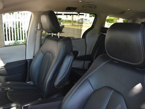 Used 2024 Chrysler Pacifica Touring-L FWD image 10