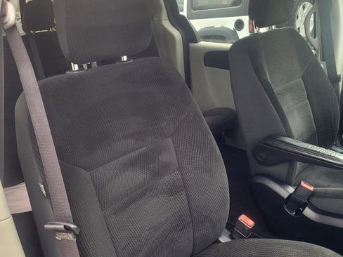 Used 2019 Dodge Grand Caravan SE w/ UConnect Hands-Free Group image 21