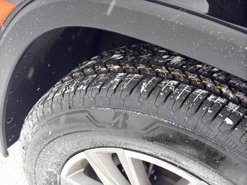 Used 2023 Chevrolet Traverse LT image 11