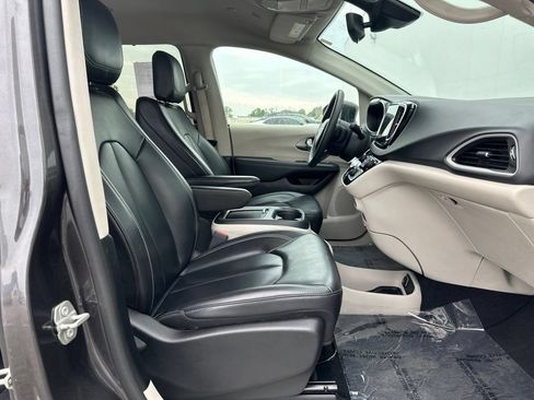 Used 2023 Chrysler Pacifica Touring-L FWD image 27