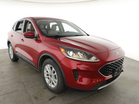 Used 2020 Ford Escape SE image 3