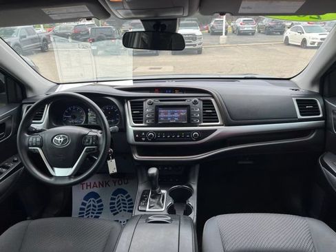 Used 2019 Toyota Highlander LE AWD/4WD image 16