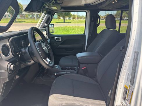 Used 2025 Jeep Wrangler Unlimited Sahara AWD/4WD image 27