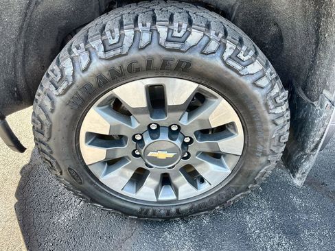 Used 2021 Chevrolet Silverado 2500 Custom w/ Custom Value Package AWD/4WD image 30