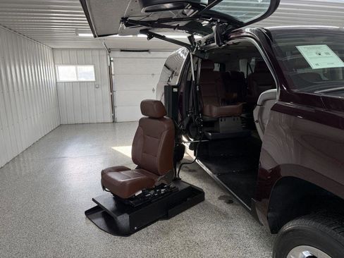 Used 2017 Chevrolet Suburban Premier image 2