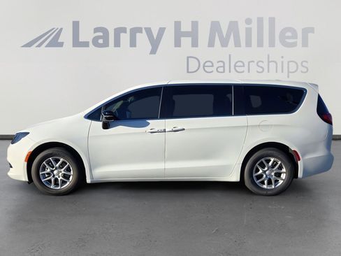 New 2026 Chrysler Voyager LX image 3