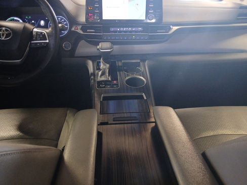 Used 2021 Toyota Sienna Limited image 11