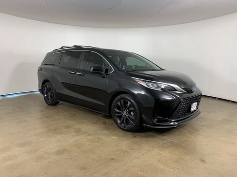 Used 2022 Toyota Sienna XSE FWD image 5
