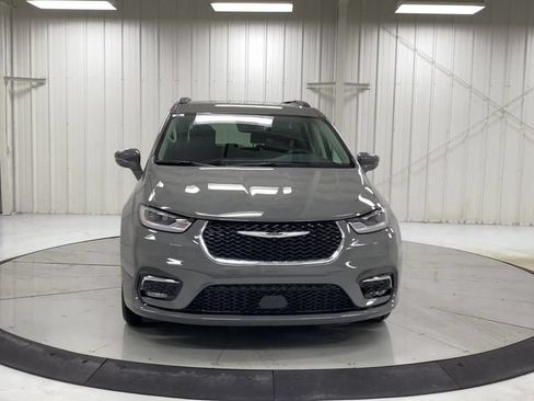 Used 2021 Chrysler Pacifica Touring w/ Uconnect Theater Family Group FWD image 3