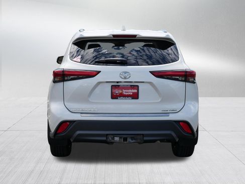 Certified 2021 Toyota Highlander XLE AWD/4WD image 6