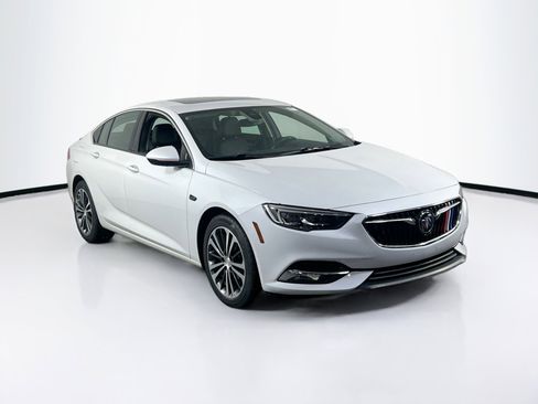 Used 2018 Buick Regal Essence w/ Driver Confidence Package #1 image 3