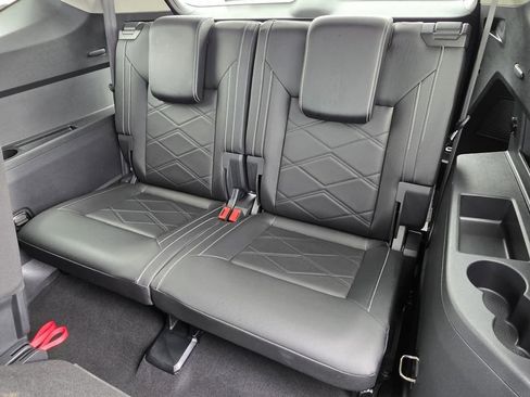 Used 2025 Volkswagen Atlas SE image 15