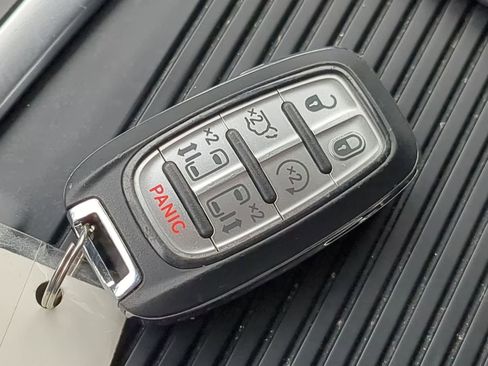 Used 2024 Chrysler Pacifica Touring-L FWD image 33