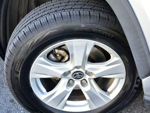 Used 2021 Toyota RAV4 XLE FWD image 28
