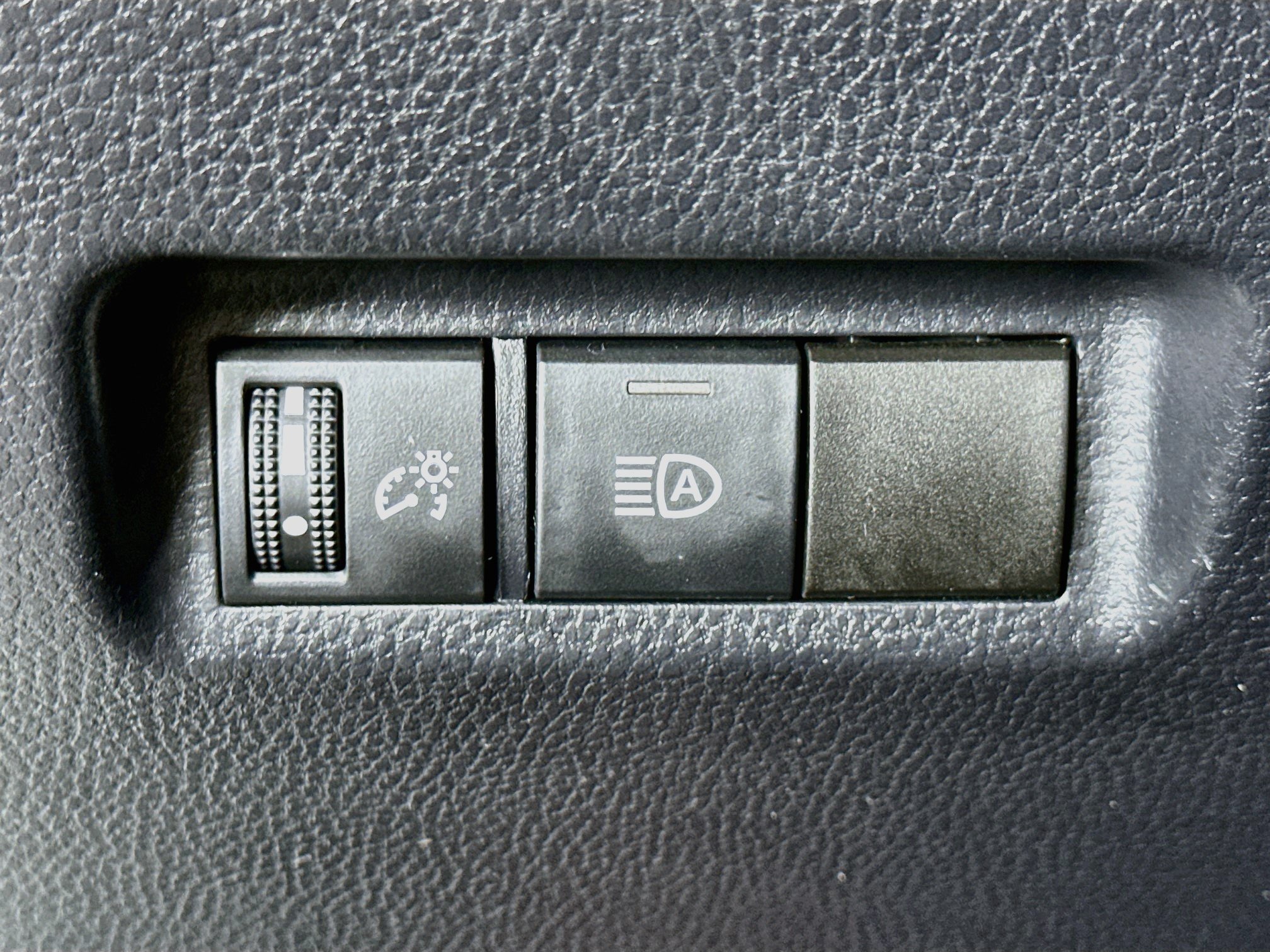 Used 2020 Toyota RAV4 LE w/ Carpet Mat Package AWD/4WD image 17