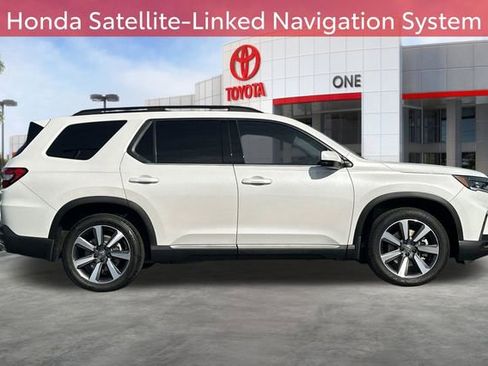 Used 2025 Honda Pilot Touring image 3