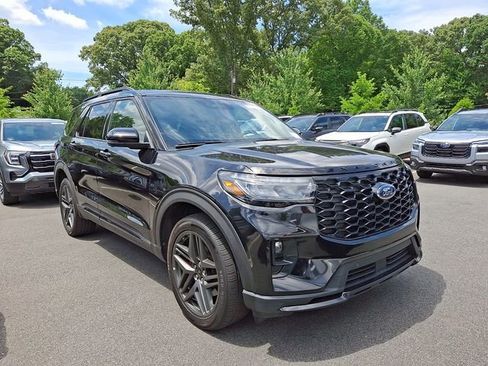 Used 2025 Ford Explorer ST-Line w/ ST-Line Street Pack AWD/4WD image 2