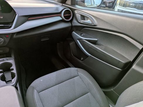 Used 2025 Chevrolet Trax RS image 18