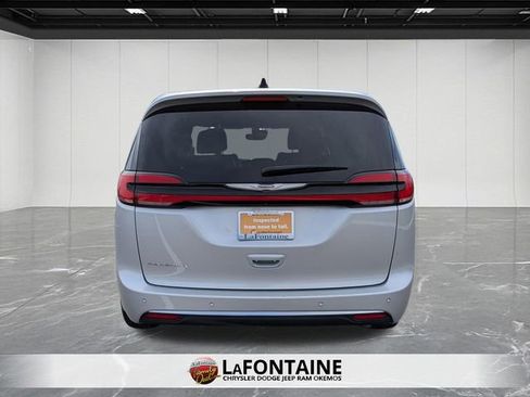Used 2024 Chrysler Pacifica Touring-L image 4