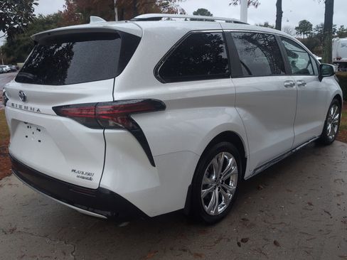 Certified 2024 Toyota Sienna Platinum image 10