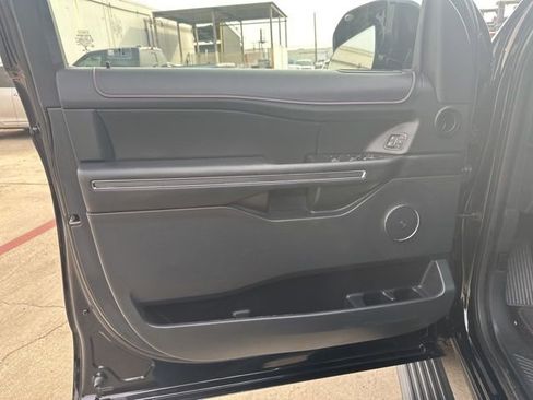 Used 2022 Ford Expedition Limited image 12