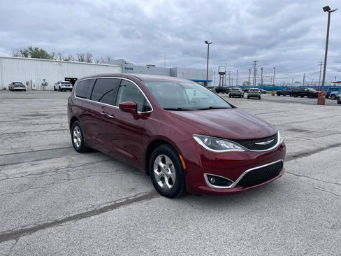 Used 2020 Chrysler Pacifica Touring FWD image 7