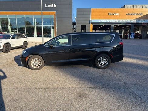 Used 2024 Chrysler Pacifica Touring-L image 2