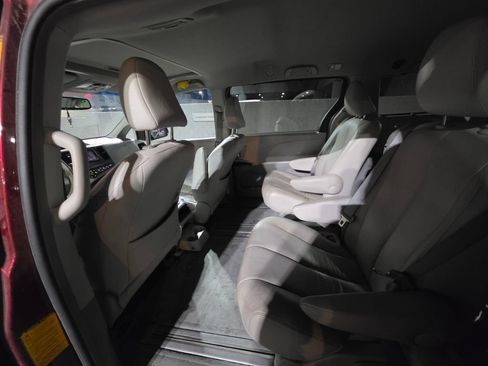 Used 2013 Toyota Sienna XLE FWD image 9