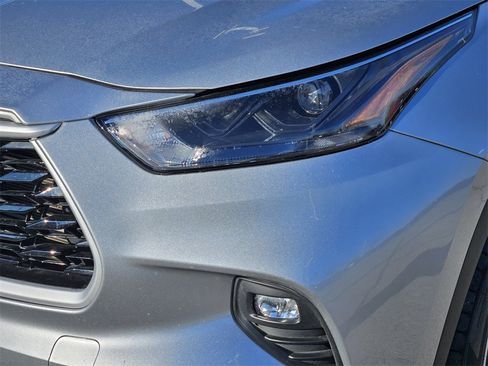 Certified 2023 Toyota Highlander XLE image 7