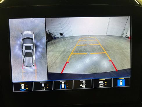 Certified 2023 Chevrolet Traverse LT w/ Rear Camera Mirror Package AWD/4WD image 9